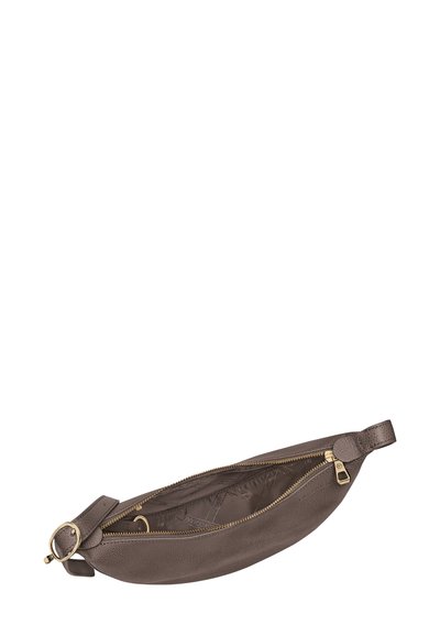 Braune Leder-Schultertasche mit runder Form, ausgestattet mit einem goldenen Reißverschluss und einer strukturierten Oberfläche. Das Innere ist mit einem dunklen Muster ausgekleidet.