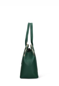 Sac à main en cuir vert avec une finition texturée, double fermeture éclair, et courtes sangles d'épaule. Forme compacte avec des accents matériels minimaux.