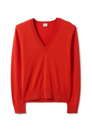 Maglione rosso acceso a manica lunga con scollo a V, polsini e orlo a coste, posato disteso su sfondo bianco.