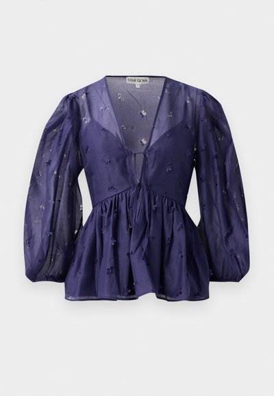 Blusa azul marino con tejido transparente, escote en forma de v y mangas abullonadas. Presenta una cintura fruncida con detalles de bordado floral en toda la prenda.
