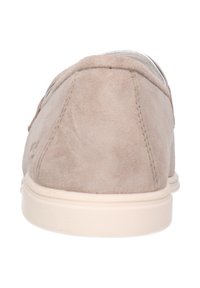 Zapatos tipo mocasín de ante beige con superficie texturizada, puntera redondeada y suela de goma de color claro con detalles mínimos de costura.