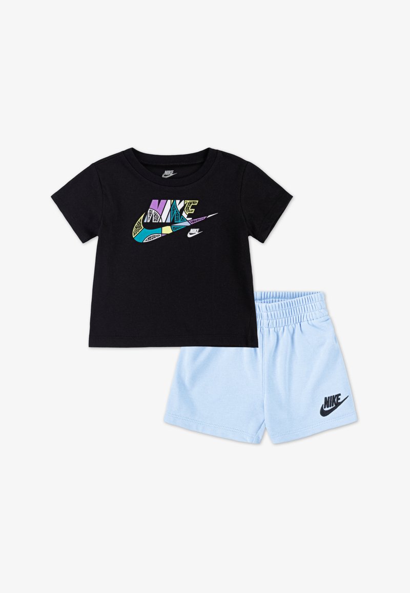 Melns īsām piedurknēm T-krekls ar daudzkrāsainu Nike logo. Gaiši zili šorti ar elastīgu jostasvīru un melnu Nike logo kreisajā augšstilbā.