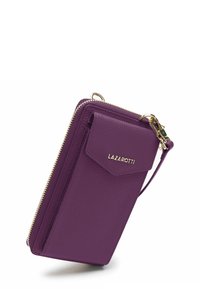 Portafoglio in pelle viola con finitura testurizzata, zip dorata e logo dorato. Presenta un cinturino da polso distaccabile e una tasca anteriore con pattina.
