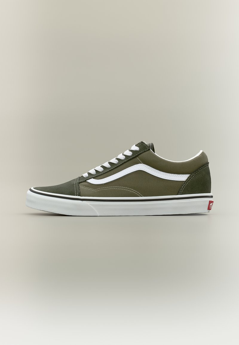 Χαμηλά αθλητικά παπούτσια σε χακί πράσινο και λευκό με λευκά κορδόνια, λαστιχένια σόλα και χαρακτηριστική λωρίδα στο πλάι σε ουδέτερο φόντο.