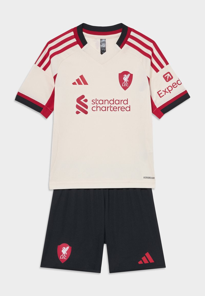 Nogometna oprema Liverpool FC, ki vključuje smetanast dres z rdečimi poudarki, V-izrezom in logotipom, v kombinaciji s črnimi kratkimi hlačami, ki prikazujejo rdeči klubovski grb.