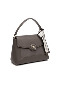 Borsa a mano in pelle grigia con trama, manico curvo, accessori in oro e una tracolla con logo a contrasto. Presenta una chiusura a pattina e una forma strutturata.