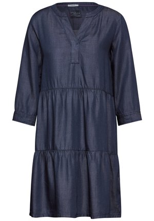 Mörk indigo klänning med V-ringning, trekvartsärmar och ett lager på lager volang nederkant. Slät textur utan mönster eller utsmyckningar.