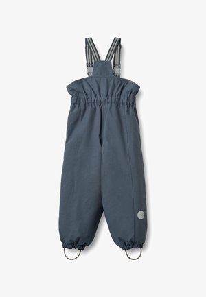 Siv nepremočljiv kombinezon z elastičnim pasom, nastavljivimi črtastimi naramnicami, nabranimi manšetami in okroglim logotipom kot poudarkom.