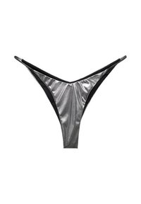 Kovově stříbrné tanga plavky s černými akcenty, které mají tvar V v přední části a minimalizovaný design pokrytí. Hladký povrch, elegantní linie.