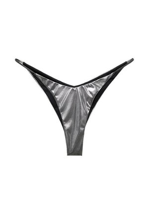 Costume da bagno in thong metallizzato argentato con accenti neri, caratterizzato da un frontale a forma di V e design a copertura minima. Texture liscia, linee eleganti.