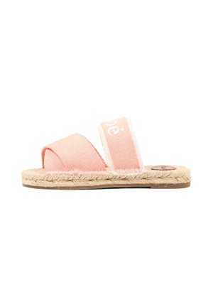 Roze stoffen espadrille slide sandaal met twee bandjes en gevlochten touwzool, zijaanzicht op een witte achtergrond.