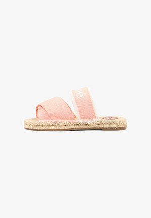 Sandale espadrille en tissu rose à enfiler avec deux brides et semelle en corde tressée, présentée de profil sur fond blanc.