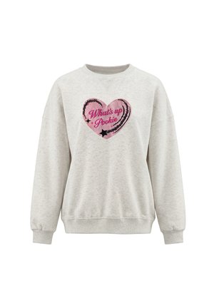 Felpa grigio chiaro con cuore rosa e stelle nere sul davanti, con il testo "What's up Pookie" in lettere corsive rosa.