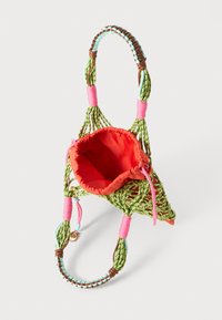 Saco verde tecido com detalhes em rosa e castanho; apresenta um interior de tecido laranja brilhante e alças de laço, desenhado numa forma única.