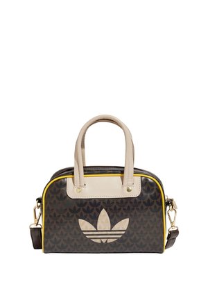 Bolso Adidas marrón y beige con ribetes amarillos, con gran logo de trébol, asas dobles y correa de hombro desmontable con cierres dorados.