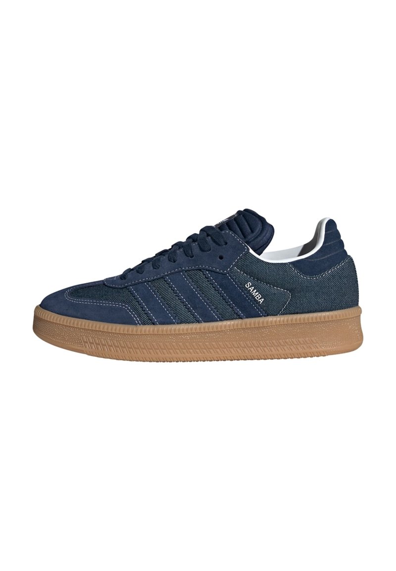 Marineblaue Sneaker mit einem strukturierten Obermaterial, drei weißen Streifen und einer Gummisohle. Verfügt über eine abgerundete Zehenpartie und ein Schnürdesign.
