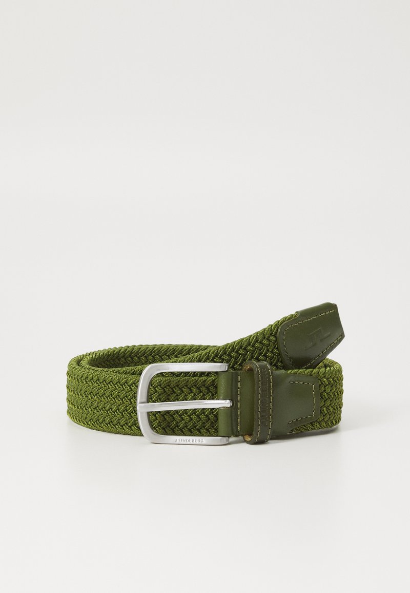 Cinto verde trançado com acabamento texturizado, fivela de metal prateado e detalhe em tiras de couro. Projetado para ajuste ajustável.