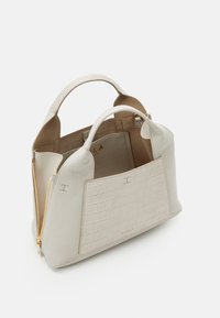 Borsa a mano in pelle grigio chiaro con pannello frontale testurizzato a motivo coccodrillo, chiusura con zip e doppi manici. Interno con fodera beige.