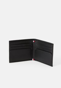 Portefeuille en cuir noir avec plusieurs emplacements pour cartes, texture lisse et détails en rouge-blanc-bleu sur le bord. Vue pliée, ouverte.