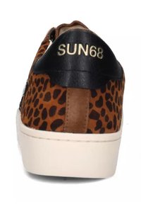 Baskets à imprimé léopard marron avec un talon en cuir noir et des accents en tan. Semelle en caoutchouc blanche. Marque "SUN68" en doré à l'arrière.