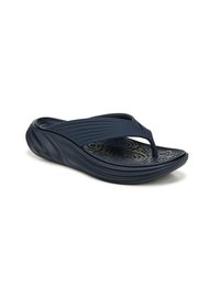 Marineblauwe flip-flop sandaal van rubber met een gestructureerde zool met cirkelvormige patronen; brede banden met een lichte boog voor ondersteuning.