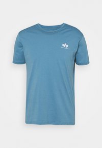 Blauses Baumwoll-T-Shirt mit Rundhalsausschnitt. Es hat kurze Ärmel und ein kleines weißes Logo auf der linken Brust. Glatte Textur.