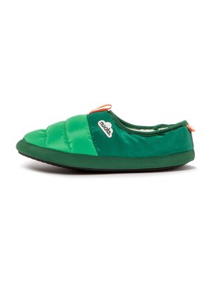 Zapatilla verde aislante con parte delantera acolchada, parte superior de tela suave, lengüetas naranjas para tirar y un logotipo blanco en el lateral, mostrada desde el lado exterior.