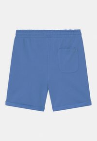 Modré bavlněné šortky s elastickým pasem, které mají jednu zadní kapsu a ohrnuté lemy pro uvolněný design.