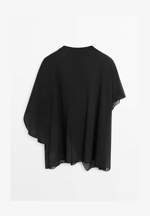 Zwarte asymmetrische cape van een lichtgewicht, halfdoorzachte stof met een lichte uitlopende zoom, gezien vanaf de achterkant.