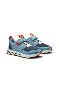 Baskets de sport bleu clair et marine avec une tige en maille, sangle Velcro et accents orange ; semelle blanche épaisse avec des trous de ventilation.