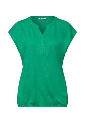 Blusa verde a maniche corte con tre bottoni sul davanti, scollo rotondo con lieve taglio a V e orlo elastico per una vestibilità comoda.
