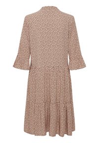 Robe à manches courtes, longueur genou, de couleur rose clair avec des motifs de pois noirs, présentant une manche évasée et un ourlet en volants à plusieurs niveaux. Texture de tissu lisse.