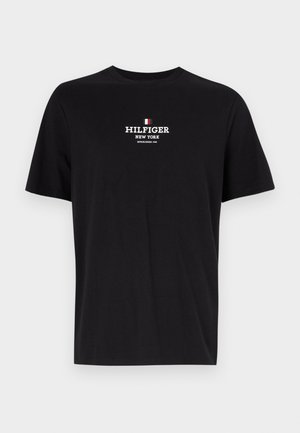 Czarna koszulka z krótkim rękawem z napisem „HILFIGER NEW YORK ESTABLISHED 1985” oraz małym logo flagi w kolorach czerwonym, białym i niebieskim na piersi.
