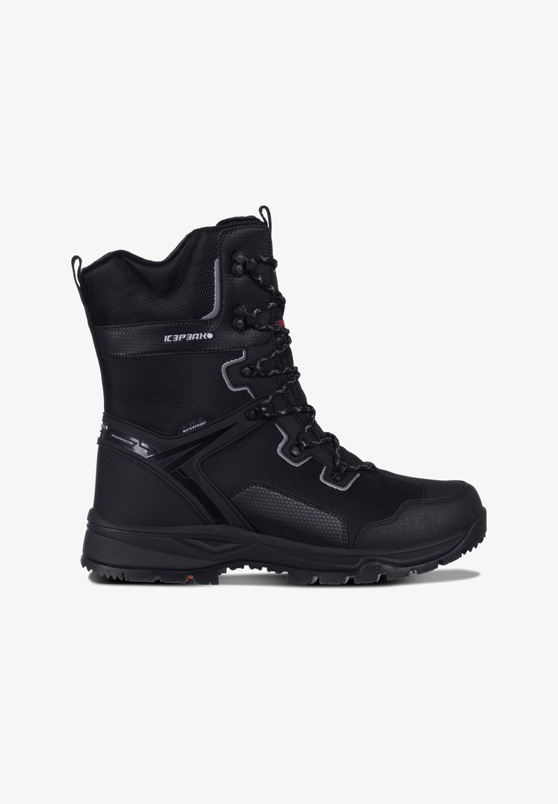 Stivali da trekking neri impermeabili con tomaia in rete testurizzata, occhielli rinforzati e suola robusta. Presentano un collare imbottito e dettagli con logo.