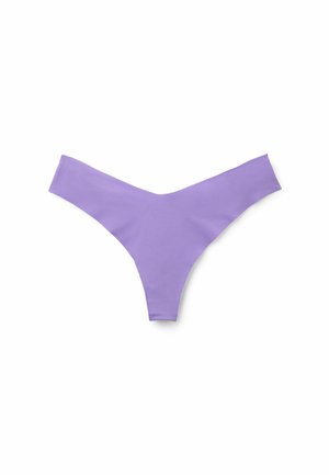 Nahtloser String in Lavendelfarbe mit breitem Bund, flach auf weißem Hintergrund liegend.