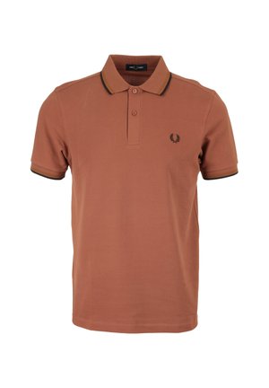 Braunes Poloshirt mit klassischem Kragen, zwei Knöpfen und einem schwarz-goldenen Streifenmuster an den Ärmeln. Mit einem Logo auf der Brust.