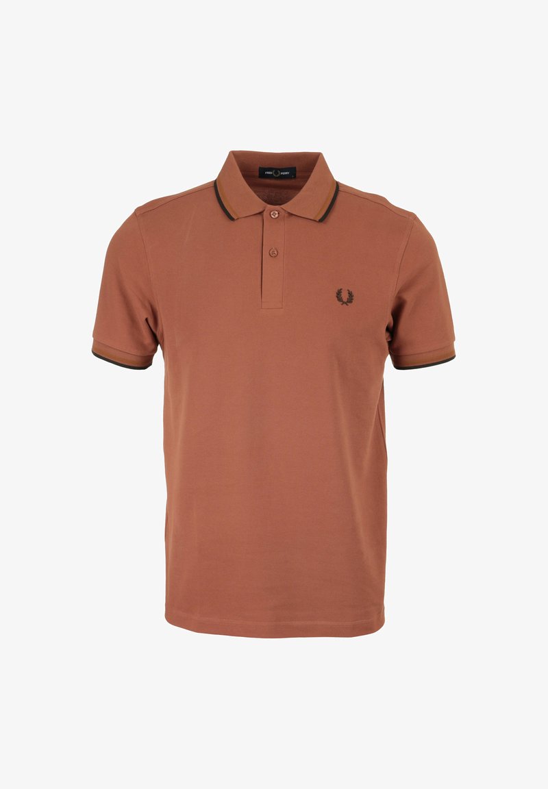 Polo shirt marron avec un col classique, une patte de boutonnage à deux boutons et un détail rayé noir et or sur les manches. Présente un logo sur la poitrine.