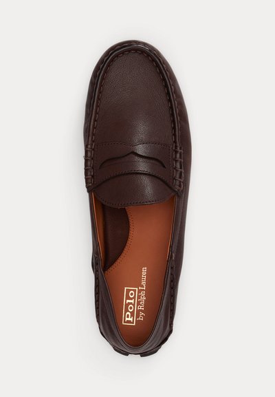 Σκούρο καφέ δερμάτινος λοφέρ με ραφές μοκασίνου, λεπτομέρεια με λουράκι στα δάχτυλα και ταμπά εσωτερική σόλα με σήμανση "Polo by Ralph Lauren", εμφανιζόμενος από πάνω.