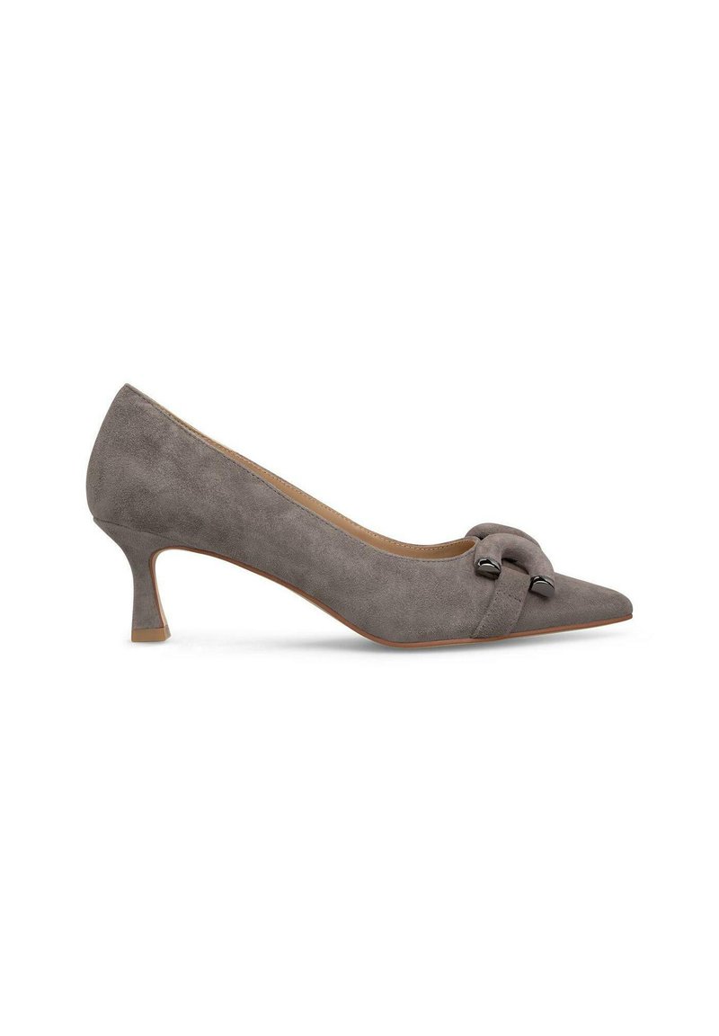 Grijze suède pump met een spitse neus, voorzien van een geknoopte accent en zwarte hardware. De schoen heeft een bescheiden hak en een zachte textuur.