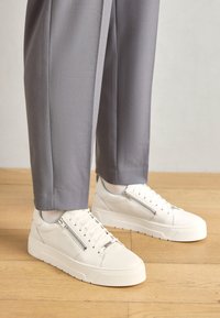Unausgewählt, white