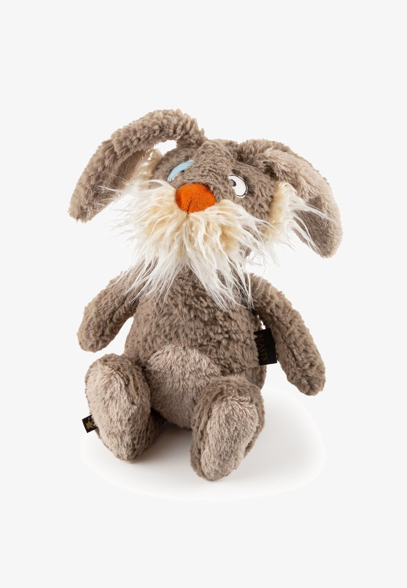 Lapin en peluche marron avec une longue barbe blanche, un nez orange, des oreilles tombantes et un œil bleu, assis sur un fond blanc.