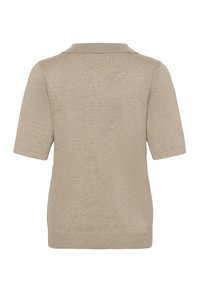 Polo beige en maille avec manches courtes, col plat et ourlet côtelé. Texture lisse avec peu de détails au dos.