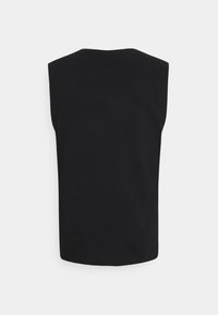 Haut noir sans manches avec un col arrondi, fabriqué en tissu doux. Le design présente une coupe décontractée et des bords nets. Aucun motif ni élément métallique visible.