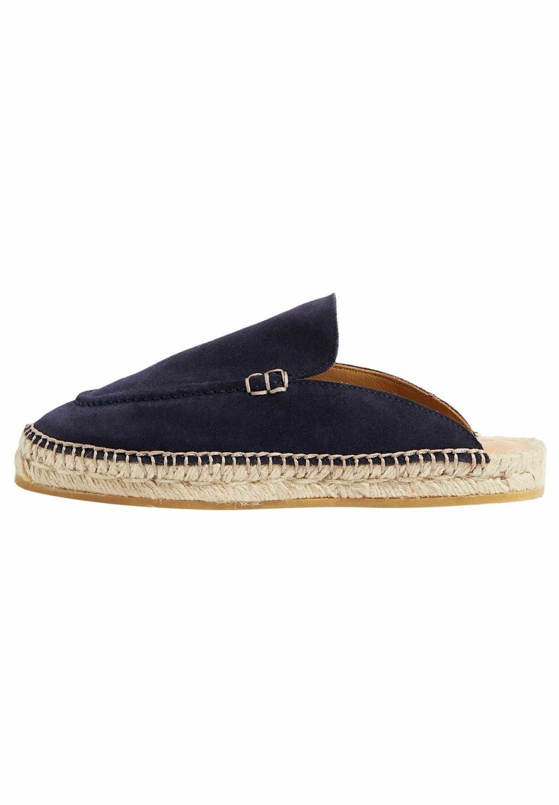 Granatowe zamszowe buty wsuwane z okrągłym noskiem, z detalami z jutowego sznura wokół podeszwy oraz małą klamrą na cholewce.