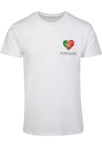 T-shirt in cotone bianco con un design a forma di cuore in verde e rosso, con la bandiera portoghese e la parola "PORTUGAL" sottostante in grigio.