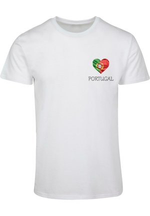 Weißes Baumwoll-T-Shirt mit einem Herzdesign in Grün und Rot, versehen mit der portugiesischen Flagge und dem Wort "PORTUGAL" darunter in Grau.