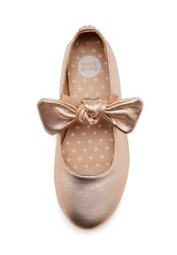 Ballet flat color rosé con un nodo metallico, punta arrotondata e una soletta con motivo a stelle. Finitura in pelle liscia con dettagli elastici.