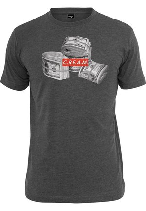 Dunkelgraues T-Shirt mit Grafik von drei Bündeln US-Dollar-Scheinen und rotem Etikett mit der Aufschrift "C.R.E.A.M."