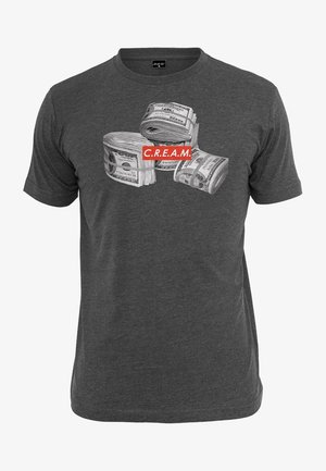 Dunkelgraues T-Shirt mit Grafik von drei Bündeln US-Dollar-Scheinen und rotem Etikett mit der Aufschrift "C.R.E.A.M."