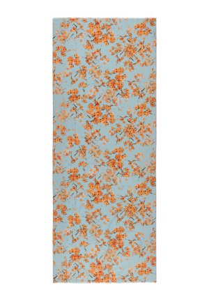 Hellblauer Stoff mit einem durchgehenden Muster aus kleinen orangefarbenen Blumen und grünen Blättern, die gleichmäßig über die Oberfläche verteilt sind.